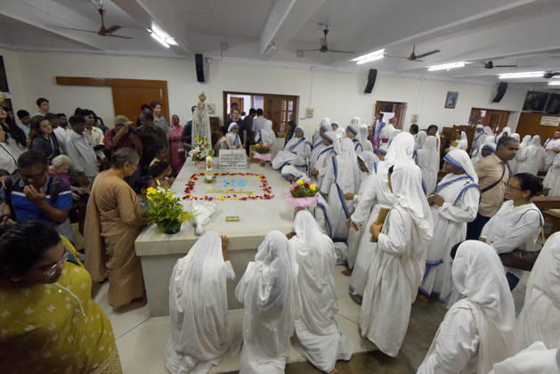 India Saint Teresa Nuns of the Missionaries of Charity, the order founded by Saint Teresa of Kolkata, pray at her tomb on the saint™s 116th birth anniversary at the Mother House in Kolkata, India, Wednesday, August 26, 2026.Photo by Debajyoti Chakraborty(Photo: Debajyoti Chakraborty News Images) Kolkata West Bengal India Copyright: xDebajyotixChakrabortyx NewsxImagesx