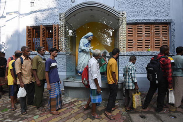 India Saint Teresa People from underprivileged communities wait for free meals outside the Missionaries of Charity on Saint Teresa of Calcutta™s 116th birth anniversary in Kolkata, India, Wednesday, August 26, 2026. Photo by Debajyoti Chakraborty.(Photo: Debajyoti Chakraborty News Images) Kolkata West Bengal India Copyright: xDebajyotixChakrabortyx NewsxImagesx