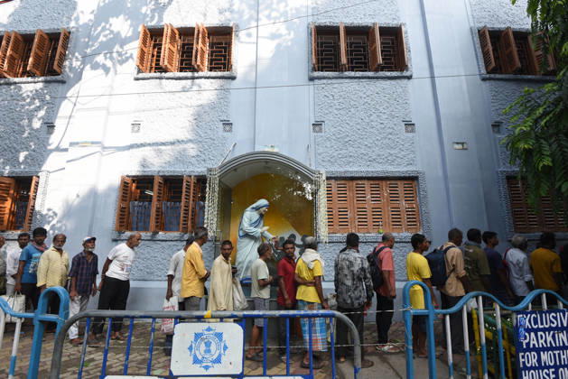 India Saint Teresa People from underprivileged communities wait for free meals outside the Missionaries of Charity on Saint Teresa of Calcutta™s 116th birth anniversary in Kolkata, India, Wednesday, August 26, 2026. Photo by Debajyoti Chakraborty.(Photo: Debajyoti Chakraborty News Images) Kolkata West Bengal India Copyright: xDebajyotixChakrabortyx NewsxImagesx