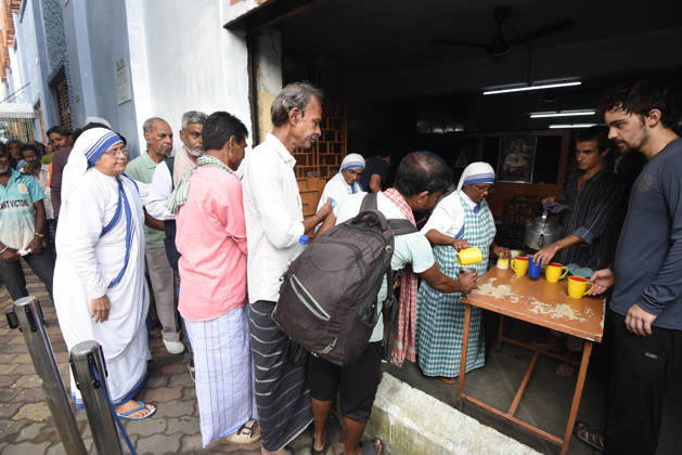 India Saint Teresa Nuns of the Missionaries of Charity, the order founded by Saint Teresa of Calcutta, distribute free meals to underprivileged people on the saint™s 116th birth anniversary in Kolkata, India, Wednesday, August 26, 2026. Photo by Debajyoti Chakraborty.(Photo: Debajyoti Chakraborty News Images) Kolkata West Bengal India Copyright: xDebajyotixChakrabortyx NewsxImagesx