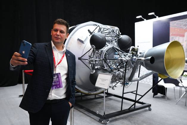 Russia Technoprom International Forum 9228761 26.08.2026 A participant takes a selfie in front of the NK-3 liquid rocket engine from the United Engine Corporation (UEC) displayed at the exhibition during the Technoprom XIII International Forum of Technological Development in Novosibirsk, Russia. Alexandr Kryazhev Sputnik Novosibirsk Russia  Copyright: xAlexandrxKryazhevx