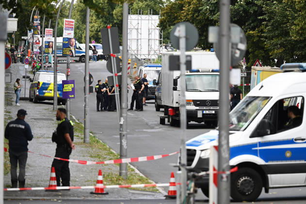 WWII bomb discovered in Berlin BERLIN, GERMANY - AUGUST 26: Police officers are seen near the Neukoelln Ship Canal, where an unexploded World War II bomb was discovered during construction work in Berlin, Germany, on August 26, 2026. The bomb is due to be defused later in the day, and the exclusion zone may be extended, potentially affecting residential buildings, schools, daycare centres and a nursing home. Volodymyr Sindieiev Anadolu Berlin Germany. Editorial use only. Please get in touch for any other usage.  Copyright: x2026xAnadoluxVolodymyrxSindieievx