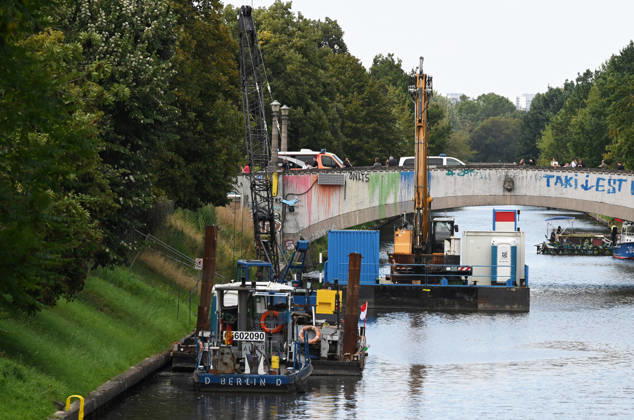 WWII bomb discovered in Berlin BERLIN, GERMANY - AUGUST 26: A site near the Neukoelln Ship Canal, where an unexploded World War II bomb was discovered during construction work is seen in Berlin, Germany, on August 26, 2026. The bomb is due to be defused later in the day, and the exclusion zone may be extended, potentially affecting residential buildings, schools, daycare centres and a nursing home. Volodymyr Sindieiev Anadolu Berlin Germany. Editorial use only. Please get in touch for any other usage.  Copyright: x2026xAnadoluxVolodymyrxSindieievx