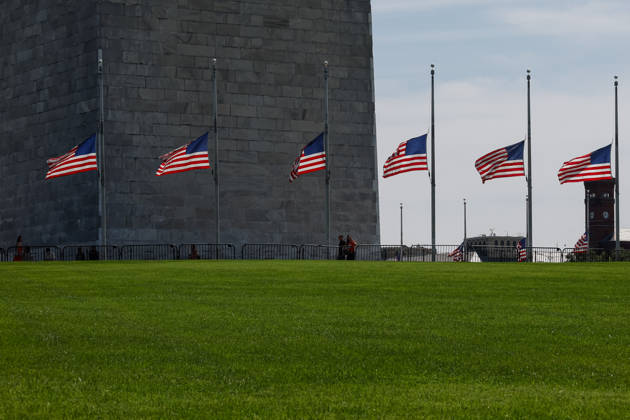 US flags lowered to half-staff in honor of Dolly Parton WASHINGTON, D.C., UNITED STATES - AUGUST 26: The U.S. flags are lowered to half-staff around the Washington Monument in Washington, DC, on August 26, 2026, in honor of country music icon and philanthropist Dolly Parton, who died at 80. Parton rose from poverty in rural Tennessee to become one of the most celebrated figures in country music and a renowned philanthropist. Mehmet Eser Anadolu Washington United States. Editorial use only. Please get in touch for any other usage.  Copyright: x2026xAnadoluxMehmetxEserx