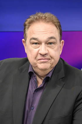 from left: Oliver Kalkofe, comedian and actor, GER, Berlin, studio, guest on Maischberger, political talk show, TV, program, with host Sandra Maischberger, Das Erste, from Adlershof, Am Studio 20, August 26, 2026, Copyright: HMBxMedia UwexKoch