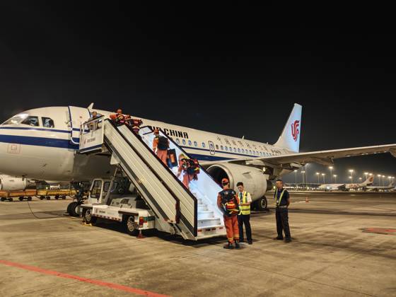 (260827) -- BEIJING, Aug. 27, 2026 -- Rescuers with rescue and relief supplies board a plane at the Chengdu Shuangliu International Airport in Chengdu, southwest China s Sichuan Province, Aug. 27, 2026. The first team of 141 rescuers has arrived at the mudslide-stricken border port of Gyirong in southwest China s Xizang Autonomous Region Thursday morning after the disaster caused significant casualties along the China-Nepal border, according to China s Ministry of Emergency Management. The mudslide struck Gyirong Port in Gyirong County, Xizang, on Wednesday morning. As of 8 a.m. on Thursday, three people had been killed, 558 others remained missing, while two local villagers had been rescued, local authorities said. (Photo by Xinhua)