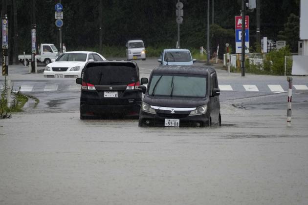 Aftermath of torrential rain in central Japan Photo shows abandoned vehicles on an inundated road in Himi, Toyama Prefecture, on Aug. 27, 2026, following torrential rain.  A14AA0005626660P