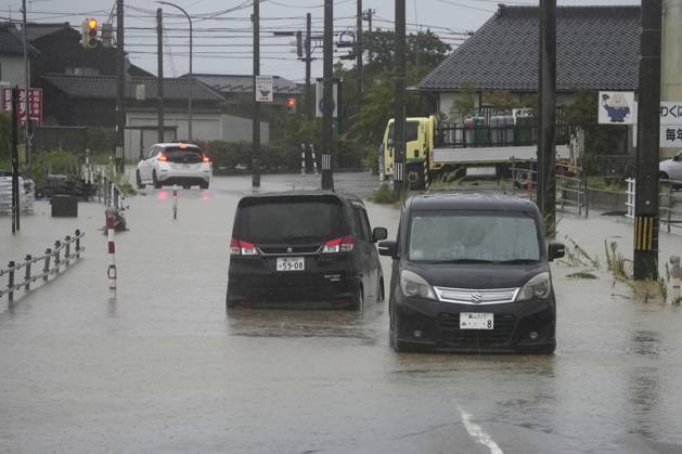 Aftermath of torrential rain in central Japan Photo shows abandoned vehicles on an inundated road in Himi, Toyama Prefecture, on Aug. 27, 2026, following torrential rain.  A14AA0005626661P