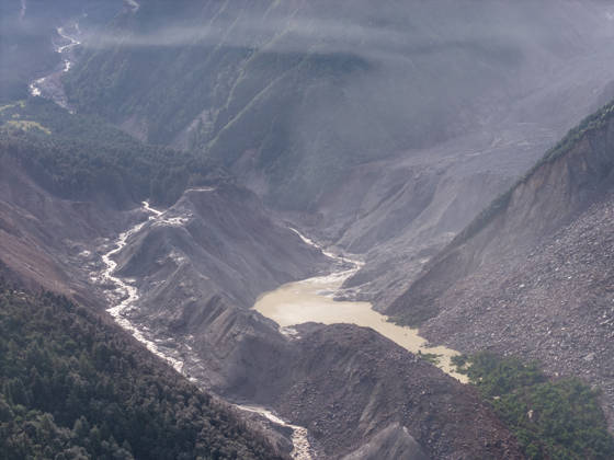 (260827) -- LHASA, Aug. 27, 2026 -- An aerial drone photo taken on Aug. 27, 2026 shows a barrier lake formed after a mudslide in Nepal. The mudslide caused significant casualties along the China-Nepal border ) (SpotNews) NEPAL-MUDSLIDE-SCENE LixJian 