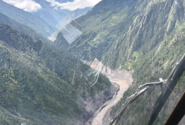 (260827) -- GYIRONG, Aug. 27, 2026 -- This screenshot from a video clip taken on Aug. 27, 2026 shows a military helicopter hovering over the mudslide-hit Gyirong Port in Gyirong County, southwest China s Xizang Autonomous Region. The mudslide struck Gyirong Port in Gyirong County, Xizang, on Wednesday morning. As of 8 a.m. on Thursday, three people had been killed, 558 others remained missing, while two local villagers had been rescued, local authorities said. (Photo by Xinhua) (SpotNews) CHINA-XIZANG-GYIRONG PORT-HELICOPTERS-ARRIVAL (CN) ZhangxYiyue