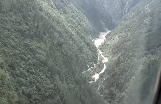 (260827) -- GYIRONG, Aug. 27, 2026 -- This screenshot from a video clip taken on Aug. 27, 2026 shows a military helicopter hovering over the mudslide-hit Gyirong Port in Gyirong County, southwest China s Xizang Autonomous Region. The mudslide struck Gyirong Port in Gyirong County, Xizang, on Wednesday morning. As of 8 a.m. on Thursday, three people had been killed, 558 others remained missing, while two local villagers had been rescued, local authorities said. (Photo by Xinhua) (SpotNews) CHINA-XIZANG-GYIRONG PORT-HELICOPTERS-ARRIVAL (CN) ZhangxPengchuan