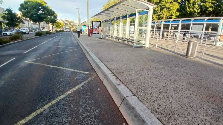 The bus stop where two people were killed after being struck by a car in Caen on Wednesday evening Philippe Thomas, Radio France, Maxppp Philippe Thomas, Radio France, Maxppp, August 27, 2026 The bus stop where two people lost their lives after being struck by a car in Caen on Wednesday evening Caen, France, Aug. 27, 2026 A car deliberately drove into a group of about a dozen pedestrians near the Caen train station in Calvados on Wednesday, August 26, 2026. Two people were killed and nine were injured. A man of Russian origin drove his vehicle into a group of about ten people on Wednesday, August 26, at approximately 10 p.m., in the area near the train station. The alleged perpetrator has been arrested. Local Caption Here: Normandy, Calvad Copyright: xRadioxFrance MaxpppxPhilippexThomasx RF20260827855 RF20260827_3