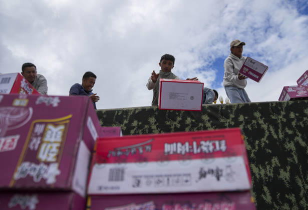 (260827) -- XIGAZE, Aug. 27, 2026 -- People unload instant noodles from a vehicle in Gyirong Town of Gyirong County, Xigaze City, southwest China s Xizang Autonomous Region, Aug. 27, 2026. Six vehicles loaded with relief supplies, including instant noodles, rice, flour, mineral water and other daily necessities, arrived in Gyirong Town on Thursday afternoon. ) (SpotNews) CHINA-XIZANG-XIGAZE-MUDSLIDE-RELIEF SUPPLIES (CN) JigmexDorje