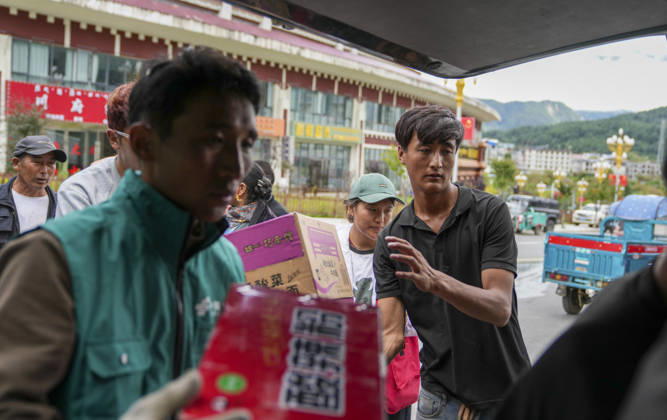 (260827) -- XIGAZE, Aug. 27, 2026 -- People unload instant noodles from a vehicle in Gyirong Town of Gyirong County, Xigaze City, southwest China s Xizang Autonomous Region, Aug. 27, 2026. Six vehicles loaded with relief supplies, including instant noodles, rice, flour, mineral water and other daily necessities, arrived in Gyirong Town on Thursday afternoon. ) (SpotNews) CHINA-XIZANG-XIGAZE-MUDSLIDE-RELIEF SUPPLIES (CN) JigmexDorje
