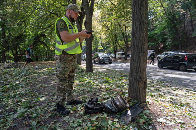 A forensic expert takes pictures of fragments of a Russian drone found on Parkova Doroha Street in the Pecherskyi district after a Russian attack, Kyiv, Ukraine, August 27, 2026. Since the night of August 27, the Russian army has been striking the Ukrainian capital with ballistic missiles and drones. Overnight and daytime attacks and falling debris caused destruction across several districts of Kyiv, damaging residential buildings, cars, gymnasium premises and a medical facility. (Photo by Danylo Antoniuk Ukrinform) Forensic experts examine wreckage of Russian drone in Kyiv  Copyright: xDanyloxAntoniukx
