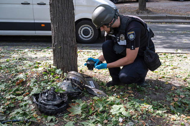 A forensic expert from Ukraine’s National Police takes pictures of fragments of a Russian drone found on Parkova Doroha Street in the Pecherskyi district after a Russian attack, Kyiv, Ukraine, August 27, 2026. Since the night of August 27, the Russian army has been striking the Ukrainian capital with ballistic missiles and drones. Overnight and daytime attacks and falling debris caused destruction across several districts of Kyiv, damaging residential buildings, cars, gymnasium premises and a medical facility. (Photo by Danylo Antoniuk Ukrinform) Forensic experts examine wreckage of Russian drone in Kyiv  Copyright: xDanyloxAntoniukx
