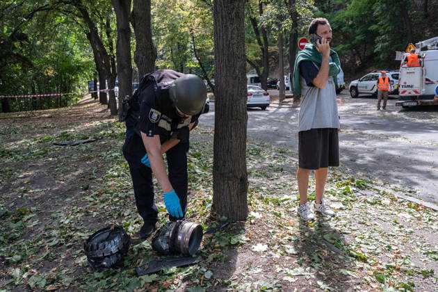A forensic expert examines fragments of a Russian drone found on Parkova Doroha Street in the Pecherskyi district after a Russian attack, Kyiv, Ukraine, August 27, 2026. Since the night of August 27, the Russian army has been striking the Ukrainian capital with ballistic missiles and drones. Overnight and daytime attacks and falling debris caused destruction across several districts of Kyiv, damaging residential buildings, cars, gymnasium premises and a medical facility. (Photo by Danylo Antoniuk Ukrinform) Forensic experts examine wreckage of Russian drone in Kyiv  Copyright: xDanyloxAntoniukx