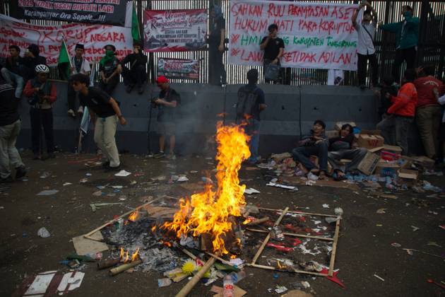 August 27, 2026: Jakarta, Indonesia, 27 August 2026 : Thousands of students and people held demonstration in fromt of Indonesianhouse of representative, the demonstration end with riots  - ZUMAh128 20260827_zap_h128_013 Copyright: xDonalxHusnix