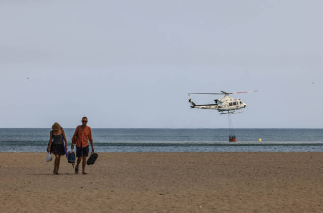 Several fire crews and aerial resources have been deployed to a fire in Gola de Pujol, in El Saler, Valencia. A helicopter during efforts to extinguish a wildfire on August 27, 2026, in Gola de Pujol, El Saler, Valencia, Valencian Community, Spain. Three aerial resources and six crews from the Valencia Municipal Fire Department are working to extinguish a fire that broke out in Gola de Pujol, within the Devesa de El Saler, a protected area belonging to the Albufera Natural Park. The fire has already necessitated preventive evacuations of Tower 1 of the residential complex in the Devesa de El Saler area and the parking lot, and has led to the preventive closure of the CV 500 highway, which connects this natural area with Valencia. AUGUST 27  Copyright: xRoberxSolsonax 7734515