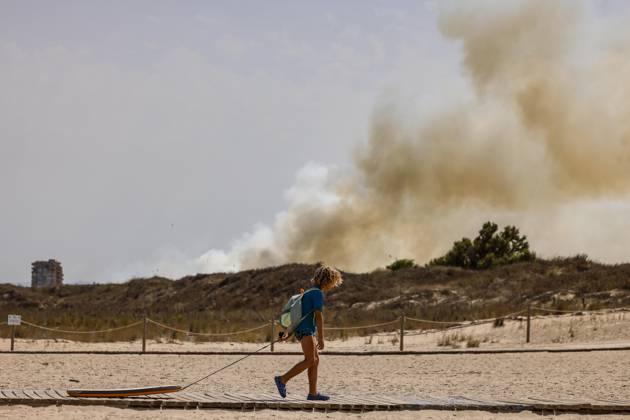 Several fire crews and aerial resources have been deployed to a fire in Gola de Pujol, in El Saler, Valencia. A person evacuates the beach during a wildfire on August 27, 2026, in Gola de Pujol, El Saler, Valencia, Valencian Community, Spain. Three aerial resources and six crews from the Valencia Municipal Fire Department are working to extinguish a fire that broke out in Gola de Pujol, within the Devesa de El Saler, a protected area belonging to the Albufera Natural Park. The fire has already forced preventive evacuations of Tower 1 in the Devesa de El Saler residential area and the parking lot, and has led to the preventive closure of the CV 500 highway, which connects this natural area with Valencia. AUGUST 27, 2026 FOREST FIRE El Saler  Copyright: xRoberxSolsonax 7734528