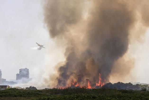 Several fire crews and aerial resources have been deployed to a fire in Gola de Pujol, in El Saler, Valencia. An aircraft during efforts to extinguish a wildfire, on August 27, 2026, in Gola de Pujol, El Saler, Valencia, Valencian Community, Spain. Three aerial resources and six crews from the Valencia Municipal Fire Department are working to extinguish a fire that broke out in Gola de Pujol, within the Devesa de El Saler, a protected area belonging to the Albufera Natural Park, which has already necessitated precautionary evacuations of Tower 1 of the residential complex in the Devesa de El Saler area and the parking lot, and has led to the preemptive closure of Highway CV 500, which connects this natural area with Valencia. AUGUST 27, 20  Copyright: xRoberxSolsonax 7734516