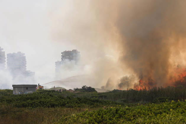 Several fire crews and aerial resources have been deployed to a fire in Gola de Pujol, in El Saler, Valencia. Flames and a column of smoke caused by a wildfire on August 27, 2026, in Gola de Pujol, El Saler, Valencia, Valencian Community, Spain. Three aerial resources and six crews from the Valencia Municipal Fire Department are working to extinguish a fire that broke out in Gola de Pujol, within the Devesa de El Saler, a protected area belonging to the Albufera Natural Park, which has already necessitated preventive evacuations of Tower 1 of the residential complex in the Devesa de El Saler area and the parking lot, and has led to the preventive closure of the CV 500 highway, which connects this natural area with Valencia. AUGUST 27, 2026  Copyright: xRoberxSolsonax 7734519