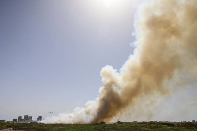 Several fire crews and aerial resources have been deployed to a fire in Gola de Pujol, in El Saler, Valencia. Flames and a column of smoke caused by a wildfire on August 27, 2026, in Gola de Pujol, El Saler, Valencia, Valencian Community, Spain. Three aerial resources and six crews from the Valencia Municipal Fire Department are working to extinguish a fire that broke out in Gola de Pujol, within the Devesa de El Saler, a protected area belonging to the Albufera Natural Park, which has already necessitated preventive evacuations of Tower 1 of the residential complex in the Devesa de El Saler area and the parking lot, and has led to the preventive closure of the CV 500 highway, which connects this natural area with Valencia. AUGUST 27, 2026  Copyright: xRoberxSolsonax 7734520