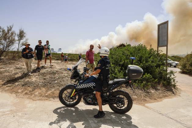 Several fire crews and aerial resources have been deployed to a fire in Gola de Pujol, in El Saler, Valencia. Police evacuate the beach during a wildfire on August 27, 2026, in Gola de Pujol, El Saler, Valencia, Valencian Community, Spain. Three aerial resources and six crews from the Valencia Municipal Fire Department are working to extinguish a fire that broke out in Gola de Pujol, within the Devesa de El Saler, a protected area belonging to the Albufera Natural Park. The fire has already necessitated precautionary evacuations of Tower 1 in the Devesa de El Saler residential area and the parking lot, and has led to the preventive closure of the CV 500 highway, which connects this natural area with Valencia. AUGUST 27, 2026 FOREST FIRE El  Copyright: xRoberxSolsonax 7734523