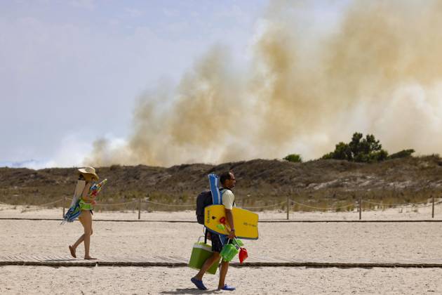 Several fire crews and aerial resources have been deployed to a fire in Gola de Pujol, in El Saler, Valencia. Several people are evacuating the beach during a wildfire on August 27, 2026, in Gola de Pujol, El Saler, Valencia, Valencian Community, Spain. Three aerial resources and six crews from the Valencia Municipal Fire Department are working to extinguish a fire that broke out in Gola de Pujol, within the Devesa de El Saler, a protected area belonging to the Albufera Natural Park, which has already necessitated precautionary evacuations of residential Tower 1 in the Devesa de El Saler area and the parking lot, and has led to the precautionary closure of the CV 500 highway, which connects this natural area with Valencia. AUGUST 27, 2026  Copyright: xRoberxSolsonax 7734524