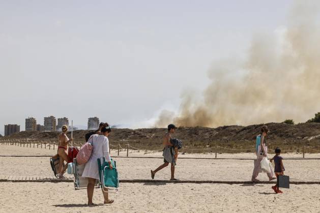 Several fire crews and aerial resources have been deployed to a fire in Gola de Pujol, in El Saler, Valencia. Several people are evacuating the beach during a wildfire on August 27, 2026, in Gola de Pujol, El Saler, Valencia, Valencian Community, Spain. Three aerial resources and six crews from the Valencia Municipal Fire Department are working to extinguish a fire that broke out in Gola de Pujol, within the Devesa de El Saler, a protected area belonging to the Albufera Natural Park, which has already necessitated precautionary evacuations of residential Tower 1 in the Devesa de El Saler area and the parking lot, and has led to the precautionary closure of the CV 500 highway, which connects this natural area with Valencia. AUGUST 27, 2026  Copyright: xRoberxSolsonax 7734525
