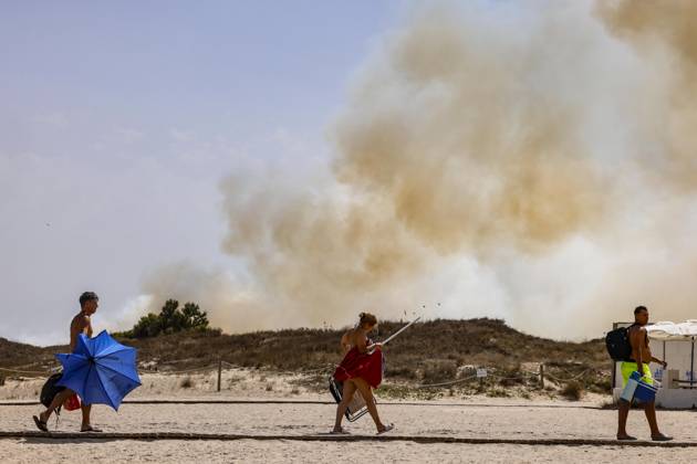 Several fire crews and aerial resources have been deployed to a fire in Gola de Pujol, in El Saler, Valencia. Several people are evacuating the beach during a wildfire on August 27, 2026, in Gola de Pujol, El Saler, Valencia, Valencian Community, Spain. Three aerial resources and six crews from the Valencia Municipal Fire Department are working to extinguish a fire that broke out in Gola de Pujol, within the Devesa de El Saler, a protected area belonging to the Albufera Natural Park, which has already necessitated precautionary evacuations of residential Tower 1 in the Devesa de El Saler area and the parking lot, and has led to the precautionary closure of the CV 500 highway, which connects this natural area with Valencia. AUGUST 27, 2026  Copyright: xRoberxSolsonax 7734526