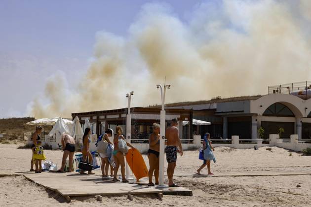Several fire crews and aerial resources have been deployed to a fire in Gola de Pujol, in El Saler, Valencia. Several people are evacuating the beach during a wildfire on August 27, 2026, in Gola de Pujol, El Saler, Valencia, Valencian Community, Spain. Three aerial resources and six crews from the Valencia Municipal Fire Department are working to extinguish a fire that broke out in Gola de Pujol, within the Devesa de El Saler, a protected area belonging to the Albufera Natural Park, which has already necessitated precautionary evacuations of residential Tower 1 in the Devesa de El Saler area and the parking lot, and has led to the precautionary closure of the CV 500 highway, which connects this natural area with Valencia. AUGUST 27, 2026  Copyright: xRoberxSolsonax 7734527