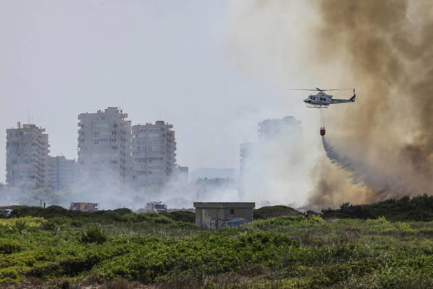 Several fire crews and aerial resources have been deployed to a fire in Gola de Pujol, in El Saler, Valencia. A helicopter during efforts to extinguish a wildfire on August 27, 2026, in Gola de Pujol, El Saler, Valencia, Valencian Community, Spain. Three aerial resources and six crews from the Valencia Municipal Fire Department are working to extinguish a fire that broke out in Gola de Pujol, within the Devesa de El Saler, a protected area belonging to the Albufera Natural Park. The fire has already necessitated preventive evacuations of Tower 1 of the residential complex in the Devesa de El Saler area and the parking lot, and has led to the preventive closure of the CV 500 highway, which connects this natural area with Valencia. AUGUST 27  Copyright: xRoberxSolsonax 7734513