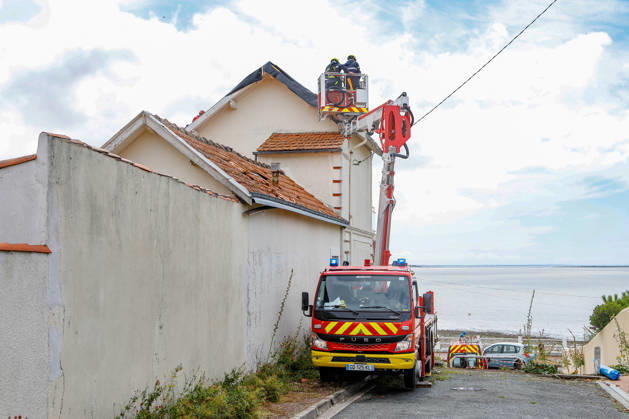 RECORD DATE NOT STATED Fouras, the storm on Wednesday, August 26, 2026; damage along the southern coast of Fouras Romuald Augé MAXPPP Fouras 27082026 Romuald Augé MAXPPP Thursday, August 27, 2026, in the aftermath of the strong winds that struck the Atlantic coast on Wednesday, August 26, villas on the southern coast of Fouras were heavily affected; firefighters are on site repairing the damage. Fouras, France, Aug. 27, 2026 In the wake of the strong winds that struck the Atlantic coast on Wednesday, August 26, villas on the southern coast of Fouras were heavily affected; firefighters are on site repairing the damage. Fouras, southern coast, France Copyright: xMAXPPPxRomualdxAugéx AUG202608274409 AUG202608274409