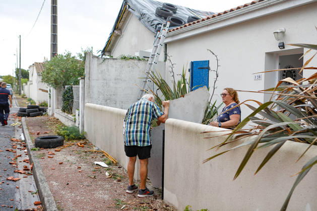 RECORD DATE NOT STATED Fouras, the storm on Wednesday, August 26, 2026; damage along the southern coast of Fouras Romuald Augé MAXPPP Fouras 27082026 Romuald Augé MAXPPP Thursday, August 27, 2026, in the aftermath of the strong winds that struck the Atlantic coast on Wednesday, August 26, villas on the southern coast of Fouras were heavily affected; firefighters are on site repairing the damage. Fouras, France, Aug. 27, 2026 In the wake of the strong winds that struck the Atlantic coast on Wednesday, August 26, villas on the southern coast of Fouras were heavily affected; firefighters are on site repairing the damage. Fouras, southern coast, France Copyright: xMAXPPPxRomualdxAugéx AUG202608274428 AUG202608274428