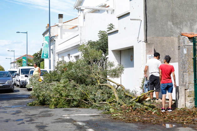 RECORD DATE NOT STATED Fouras, the storm on Wednesday, August 26, 2026; damage along the southern coast of Fouras Romuald Augé MAXPPP Fouras 27082026 Romuald Augé MAXPPP Thursday, August 27, 2026, in the aftermath of the strong winds that struck the Atlantic coast on Wednesday, August 26, villas on the southern coast of Fouras were heavily affected; firefighters are on site repairing the damage. Fouras, France, Aug. 27, 2026 In the wake of the strong winds that struck the Atlantic coast on Wednesday, August 26, villas on the southern coast of Fouras were heavily affected; firefighters are on site repairing the damage. Fouras, southern coast, France Copyright: xMAXPPPxRomualdxAugéx AUG202608274429 AUG202608274429