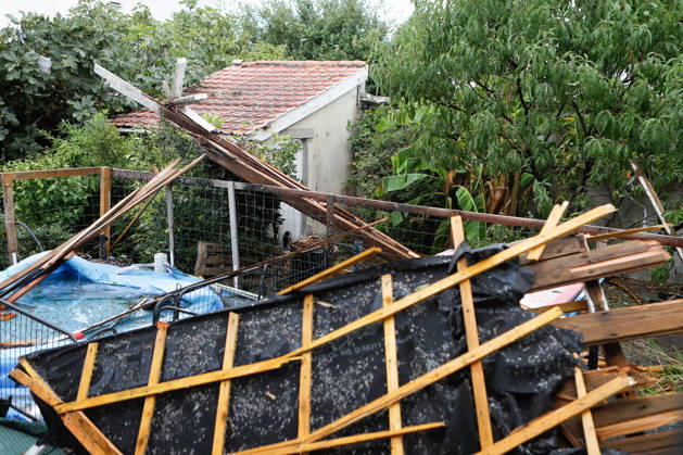 RECORD DATE NOT STATED Fouras, the storm on Wednesday, August 26, 2026; damage along the southern coast of Fouras Romuald Augé MAXPPP Fouras 27082026 Romuald Augé MAXPPP Thursday, August 27, 2026, in the aftermath of the strong winds that struck the Atlantic coast on Wednesday, August 26, villas on the southern coast of Fouras were heavily affected; firefighters are on site repairing the damage. Fouras, France, Aug. 27, 2026 In the wake of the strong winds that struck the Atlantic coast on Wednesday, August 26, villas on the southern coast of Fouras were heavily affected; firefighters are on site repairing the damage. Fouras, southern coast, France Copyright: xMAXPPPxRomualdxAugéx AUG202608274431 AUG202608274431
