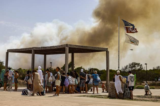 Several fire crews and aerial resources have been deployed to a fire in Gola de Pujol, in El Saler, Valencia. Several people are evacuating the beach during a wildfire on August 27, 2026, in Gola de Pujol, El Saler, Valencia, Valencian Community, Spain. Three aerial resources and six crews from the Valencia Municipal Fire Department are working to extinguish a fire that broke out in Gola de Pujol, within the Devesa de El Saler, a protected area belonging to the Albufera Natural Park, which has already forced preventive evacuations of Tower 1 of the residential complex in the Devesa de El Saler area and the parking lot, and has led to the preventive closure of the CV 500 highway, which connects this natural area with Valencia. AUGUST 27, 20  Copyright: xRoberxSolsonax 7734538