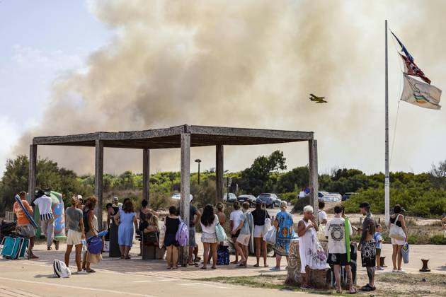 Several fire crews and aerial resources have been deployed to a fire in Gola de Pujol, in El Saler, Valencia. Several people are evacuating the beach during a wildfire on August 27, 2026, in Gola de Pujol, El Saler, Valencia, Valencian Community, Spain. Three aerial firefighting resources and six crews from the Valencia Municipal Fire Department are working to extinguish a fire that broke out in Gola de Pujol, within the Devesa de El Saler, a protected area belonging to the Albufera Natural Park. The fire has already forced the preventive evacuation of Tower 1 of the residential complex in the Devesa de El Saler area and the parking lot, and has led to the preventive closure of the CV 500 highway, which connects this natural area with Vale  Copyright: xRoberxSolsonax 7734537