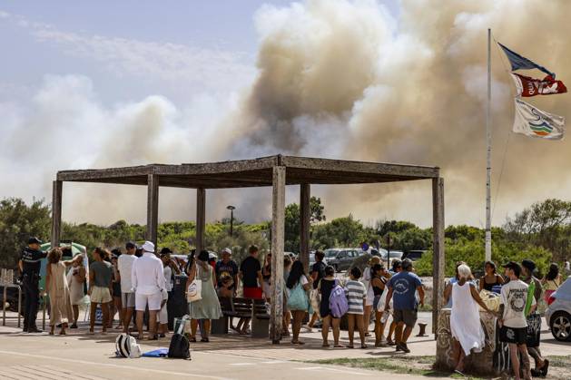 Several fire crews and aerial resources have been deployed to a fire in Gola de Pujol, in El Saler, Valencia. Several people are evacuating the beach during a wildfire on August 27, 2026, in Gola de Pujol, El Saler, Valencia, Valencian Community, Spain. Three aerial firefighting resources and six crews from the Valencia Municipal Fire Department are working to extinguish a fire that broke out in Gola de Pujol, within the Devesa de El Saler, a protected area belonging to the Albufera Natural Park. The fire has already forced the preventive evacuation of Tower 1 of the residential complex in the Devesa de El Saler area and the parking lot, and has led to the preventive closure of the CV 500 highway, which connects this natural area with Vale  Copyright: xRoberxSolsonax 7734539
