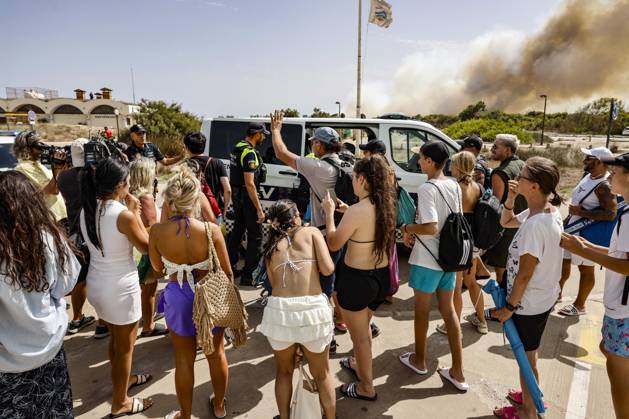 Several fire crews and aerial resources have been deployed to a fire in Gola de Pujol, in El Saler, Valencia. Several people are evacuating the beach during a wildfire on August 27, 2026, in Gola de Pujol, El Saler, Valencia, Valencian Community, Spain. Three aerial firefighting resources and six crews from the Valencia Municipal Fire Department are working to extinguish a fire that broke out in Gola de Pujol, within the Devesa de El Saler, a protected area belonging to the Albufera Natural Park. The fire has already forced the preventive evacuation of Tower 1 of the residential complex in the Devesa de El Saler area and the parking lot, and has led to the preventive closure of the CV 500 highway, which connects this natural area with Vale  Copyright: xRoberxSolsonax 7734540
