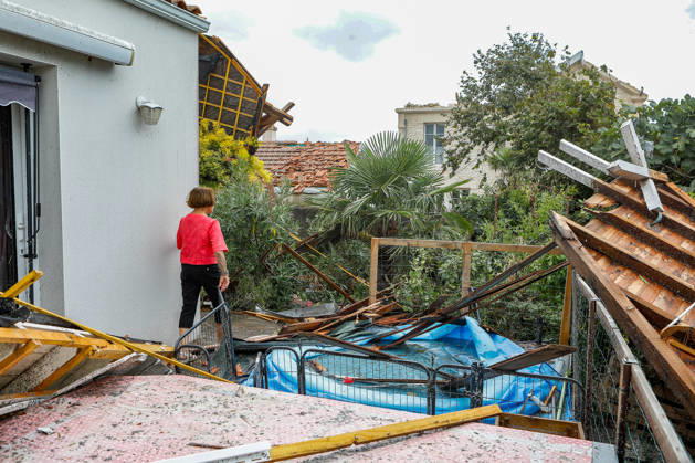 RECORD DATE NOT STATED Fouras, the storm on Wednesday, August 26, 2026: Damage along the southern coast of Fouras Romuald Augé MAXPPP Fouras 27082026 Romuald Augé MAXPPP Thursday, August 27, 2026, in the aftermath of the strong winds that struck the Atlantic coast on Wednesday, August 26, villas on the southern coast of Fouras were heavily affected; firefighters are on site repairing the damage. Fouras, France, Aug. 27, 2026 In the wake of the strong winds that struck the Atlantic coast on Wednesday, August 26, villas on the southern coast of Fouras were heavily affected; firefighters are on site repairing the damage. Fouras, waterfront, southern coast, France Copyright: xMAXPPPxRomualdxAugéx AUG202608274413 AUG202608274413