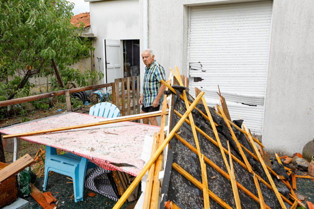 RECORD DATE NOT STATED Fouras, the storm on Wednesday, August 26, 2026; damage along the southern coast of Fouras Romuald Augé MAXPPP Fouras 27082026 Romuald Augé MAXPPP Thursday, August 27, 2026, in the aftermath of the strong winds that struck the Atlantic coast on Wednesday, August 26, villas on the southern coast of Fouras were heavily affected; firefighters are on site repairing the damage. Fouras, France, August 27, 2026 In the wake of the strong winds that struck the Atlantic coast on Wednesday, August 26, villas on the southern coast of Fouras were heavily affected; firefighters are on site repairing the damage. Fouras, seafront, southern coast, France Copyright: xMAXPPPxRomualdxAugéx AUG202608274410 AUG202608274410