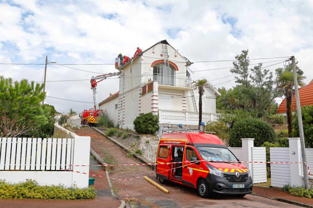 RECORD DATE NOT STATED Fouras, the storm on Wednesday, August 26, 2026; damage along the southern coast of Fouras Romuald Augé MAXPPP Fouras 27082026 Romuald Augé MAXPPP Thursday, August 27, 2026, in the aftermath of the strong winds that struck the Atlantic coast on Wednesday, August 26, villas on the southern coast of Fouras were heavily affected; firefighters are on site repairing the damage. Fouras, France, Aug. 27, 2026 In the wake of the strong winds that struck the Atlantic coast on Wednesday, August 26, villas on the southern coast of Fouras were heavily affected; firefighters are on site repairing the damage. Fouras, waterfront, southern coast, France Copyright: xMAXPPPxRomualdxAugéx AUG202608274417 AUG202608274417