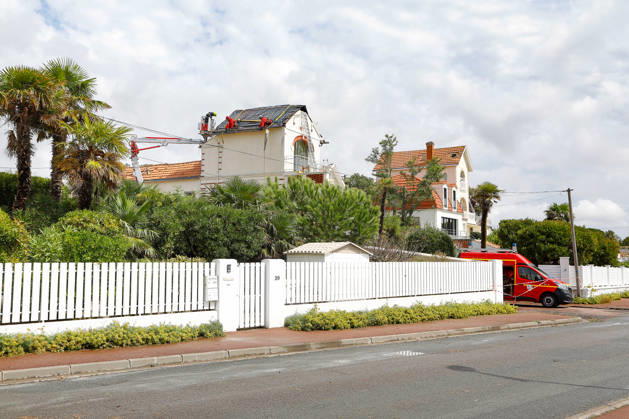 RECORD DATE NOT STATED Fouras, the storm on Wednesday, August 26, 2026; damage along the southern coast of Fouras Romuald Augé MAXPPP Fouras 27082026 Romuald Augé MAXPPP Thursday, August 27, 2026, in the aftermath of the strong winds that struck the Atlantic coast on Wednesday, August 26, villas on the southern coast of Fouras were heavily affected; firefighters are on site repairing the damage. Fouras, France, Aug. 27, 2026 In the wake of the strong winds that struck the Atlantic coast on Wednesday, August 26, villas on the southern coast of Fouras were heavily affected; firefighters are on site repairing the damage. Fouras, waterfront, southern coast, France Copyright: xMAXPPPxRomualdxAugéx AUG202608274419 AUG202608274419