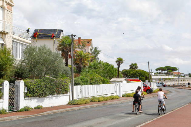 RECORD DATE NOT STATED Fouras, the storm on Wednesday, August 26, 2026; damage along the southern coast of Fouras Romuald Augé MAXPPP Fouras 27082026 Romuald Augé MAXPPP Thursday, August 27, 2026, in the aftermath of the strong winds that struck the Atlantic coast on Wednesday, August 26, villas on the southern coast of Fouras were heavily affected; firefighters are on site repairing the damage. Fouras, France, Aug. 27, 2026 In the wake of the strong winds that struck the Atlantic coast on Wednesday, August 26, villas on the southern coast of Fouras were heavily affected; firefighters are on site repairing the damage. Fouras, waterfront, southern coast, France Copyright: xMAXPPPxRomualdxAugéx AUG202608274421 AUG202608274421