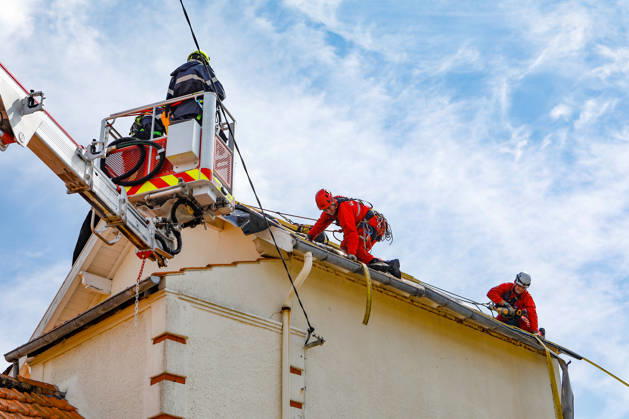 RECORD DATE NOT STATED Fouras, the storm on Wednesday, August 26, 2026; damage along the southern coast of Fouras Romuald Augé MAXPPP Fouras 27082026 Romuald Augé MAXPPP Thursday, August 27, 2026, in the aftermath of the strong winds that struck the Atlantic coast on Wednesday, August 26, villas on the southern coast of Fouras were heavily affected; firefighters are on site repairing the damage. Fouras, France, Aug. 27, 2026 In the wake of the strong winds that struck the Atlantic coast on Wednesday, August 26, villas on the southern coast of Fouras were heavily affected; firefighters are on site repairing the damage. Fouras, waterfront, southern coast, France Copyright: xMAXPPPxRomualdxAugéx AUG202608274422 AUG202608274422