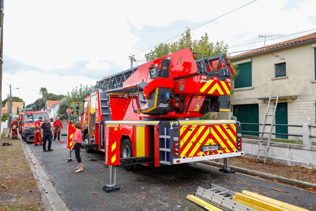 RECORD DATE NOT STATED Fouras, the storm on Wednesday, August 26, 2026; damage along the southern coast of Fouras Romuald Augé MAXPPP Fouras 27082026 Romuald Augé MAXPPP Thursday, August 27, 2026, in the aftermath of the strong winds that struck the Atlantic coast on Wednesday, August 26, villas on the southern coast of Fouras were heavily affected; firefighters are on site repairing the damage. Fouras, France, Aug. 27, 2026 In the wake of the strong winds that struck the Atlantic coast on Wednesday, August 26, villas on the southern coast of Fouras were heavily affected; firefighters are on site repairing the damage. Fouras, waterfront, southern coast, France Copyright: xMAXPPPxRomualdxAugéx AUG202608274424 AUG202608274424