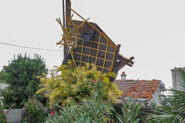 RECORD DATE NOT STATED Fouras, the storm on Wednesday, August 26, 2026; damage along the southern coast of Fouras Romuald Augé MAXPPP Fouras 27082026 Romuald Augé MAXPPP Thursday, August 27, 2026, in the aftermath of the strong winds that struck the Atlantic coast on Wednesday, August 26, villas on the southern coast of Fouras were heavily affected; firefighters are on site repairing the damage. Fouras, France, Aug. 27, 2026 In the wake of the strong winds that struck the Atlantic coast on Wednesday, August 26, villas on the southern coast of Fouras were heavily affected; firefighters are on site repairing the damage. Fouras, waterfront, southern coast, France Copyright: xMAXPPPxRomualdxAugéx AUG202608274425 AUG202608274425