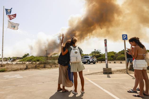 Several fire crews and aerial resources have been deployed to a fire in Gola de Pujol, in El Saler, Valencia. Several people were evacuated during a wildfire on August 27, 2026, in Gola de Pujol, El Saler, Valencia, Valencian Community, Spain. Three aerial resources and six crews from the Valencia Municipal Fire Department are working to extinguish a fire that broke out in Gola de Pujol, within the Devesa de El Saler, a protected area belonging to the Albufera Natural Park. The fire has already forced preventive evacuations of Tower 1 of the residential complex in the Devesa de El Saler area and the parking lot, and has led to the preemptive closure of the CV 500 highway, which connects this natural area with Valencia. AUGUST 27, 2026 FORE  Copyright: xRoberxSolsonax 7734555
